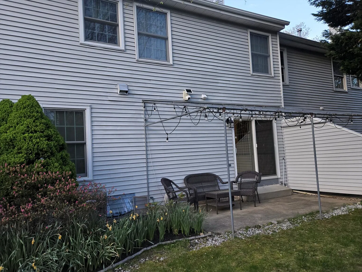 3 bed, 2105 sqft, $2,900 — Photo 2