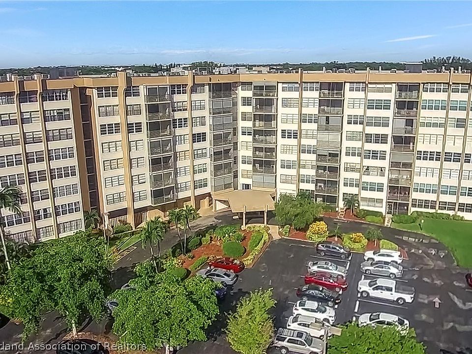 1st image of 900 Saint Charles Pl