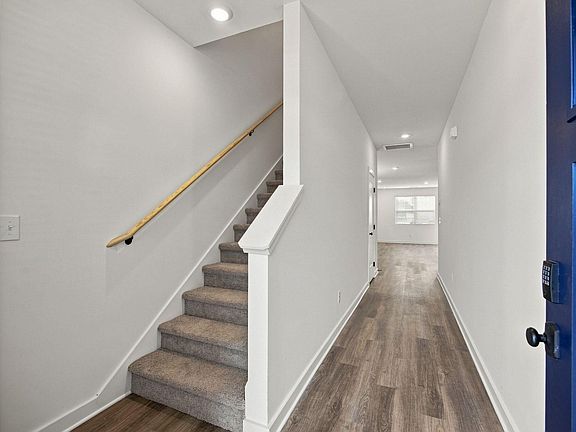 4th image of 880 Gardenview Way