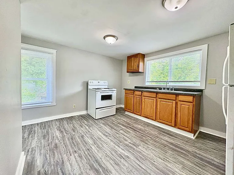 2202 Kemble Ave — Photo 3