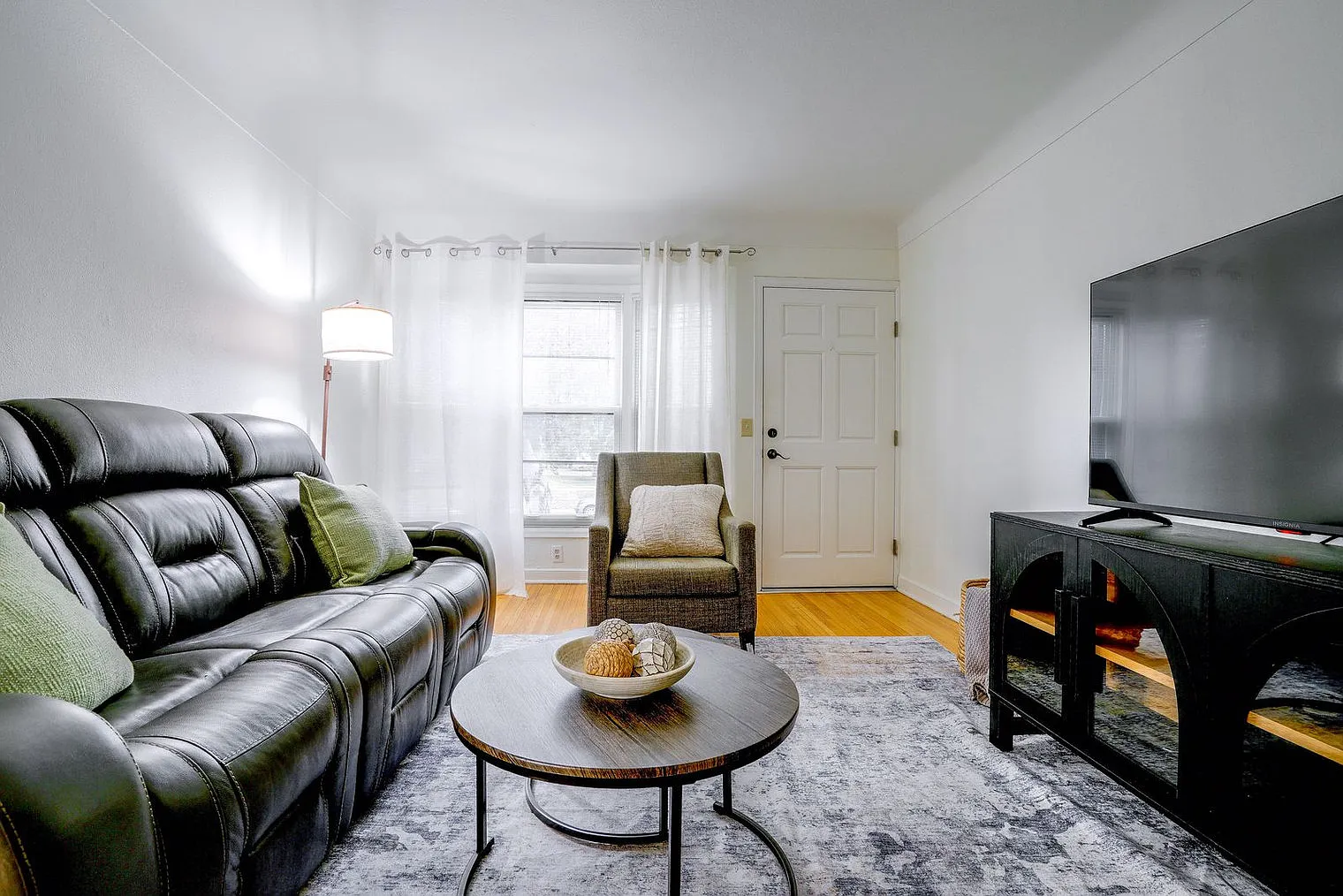 2 bed, 1.0 bath, 957 sqft, $2,967 — Photo 3