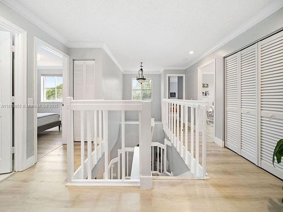 5th image of 721 Tanglewood Cir