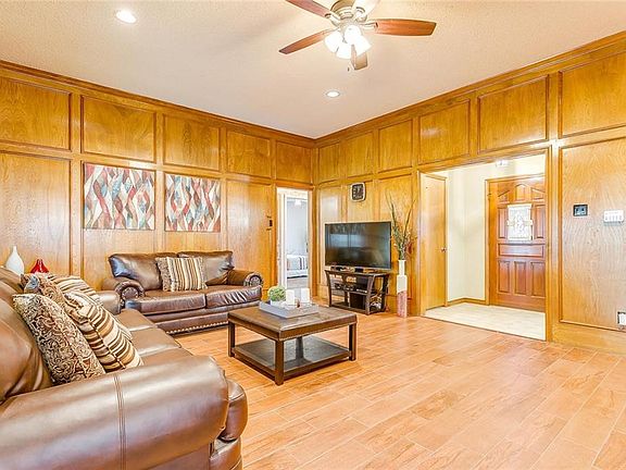 5th image of 612 Robin Meadow Dr