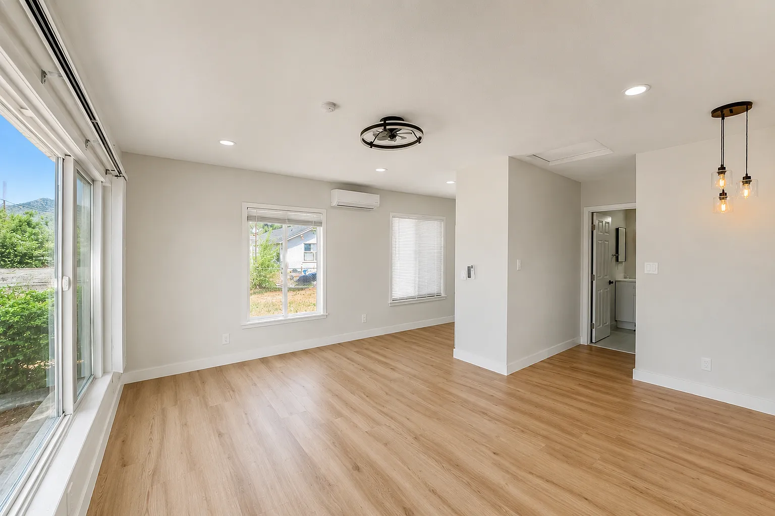 3 bed, 918 sqft, $2,900 — Photo 2
