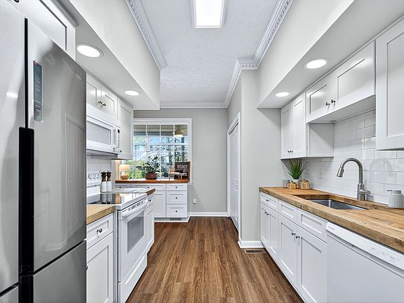4th image of 604 Foxborough Sq W