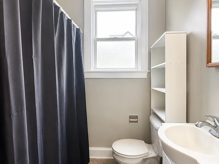 2322 Stratford Apts — Photo 8