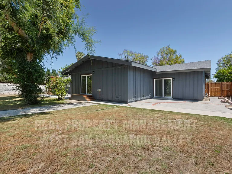 9801 Columbus Ave — Photo 48