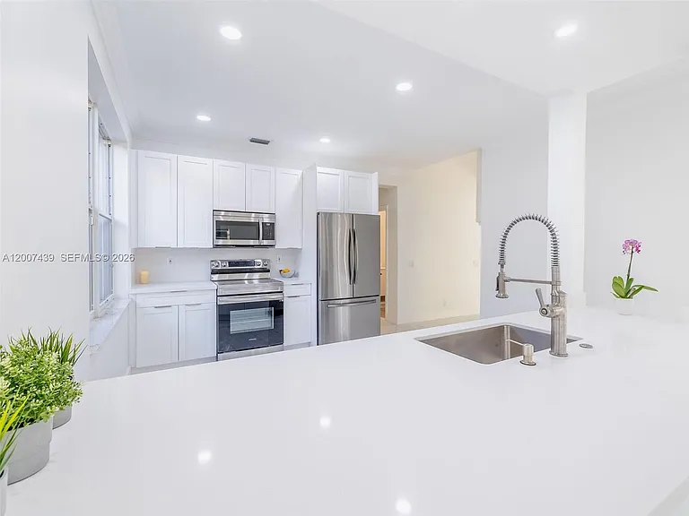 801 Tanglewood Cir — Photo 19