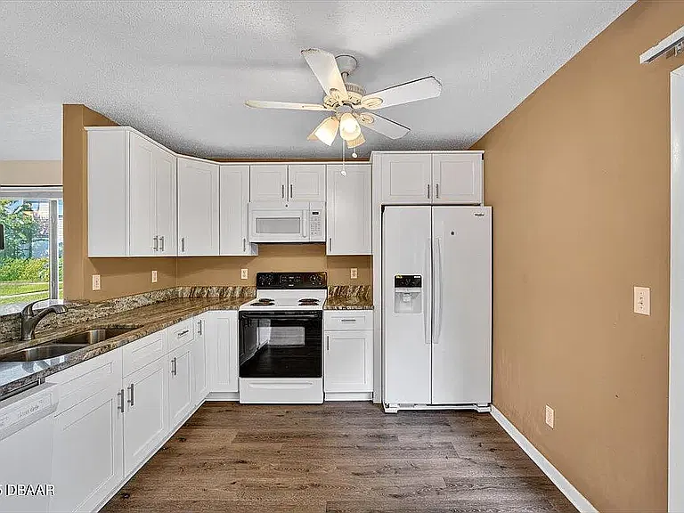 112 W Sandalwood Ct — Photo 3