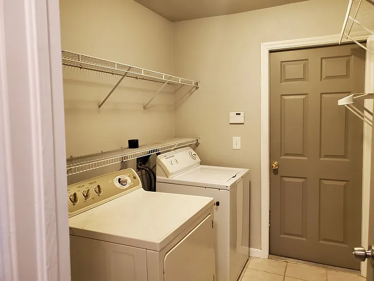 445 Reading St — Photo 14