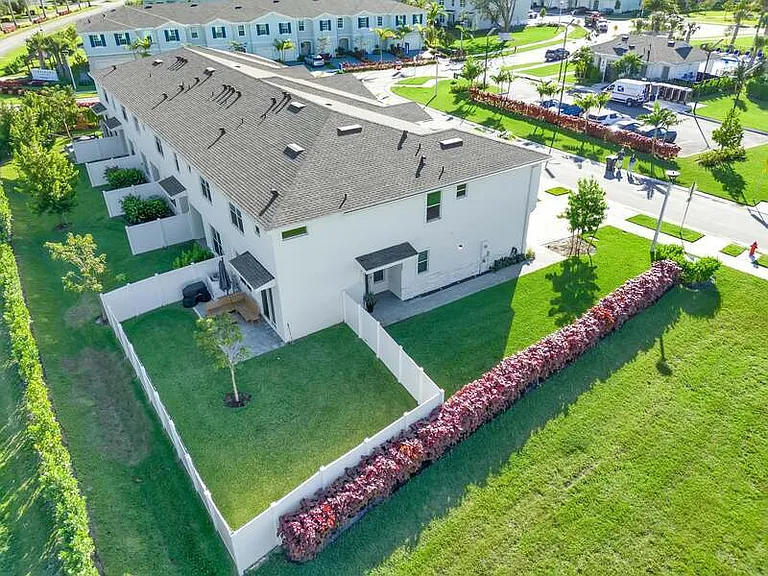4246 Lagoon Shore Dr — Photo 25