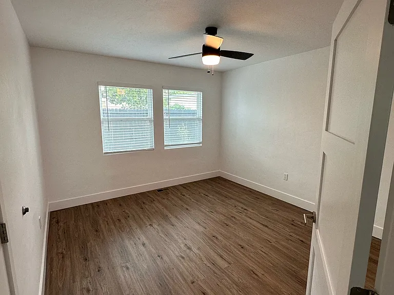 137 E D St — Photo 17