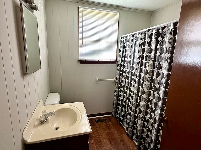 505 W Wake St — Photo 4