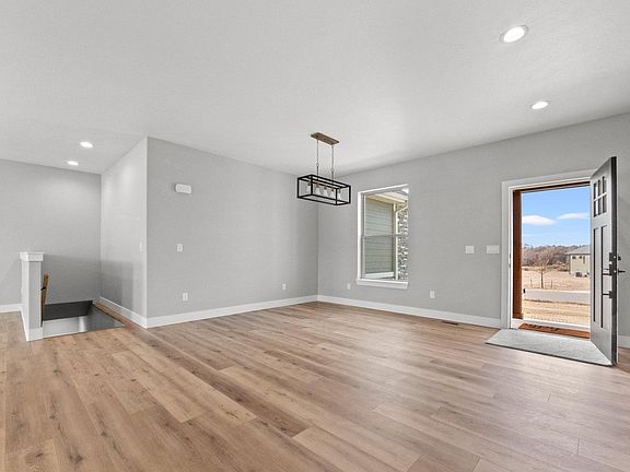 5th image of 32 Lakeview Cir