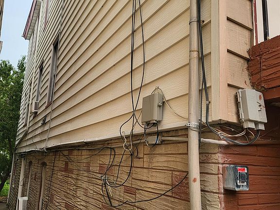 3rd image of 640 Elizabeth St