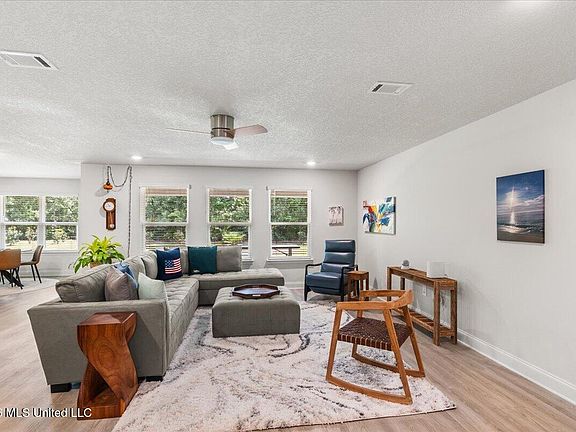 4th image of 18042 Big Leaf Dr
