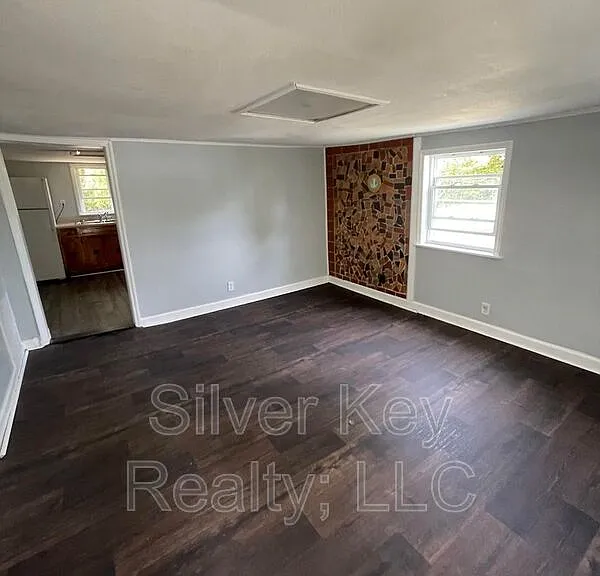 1209 Hilltop Dr NE — Photo 2