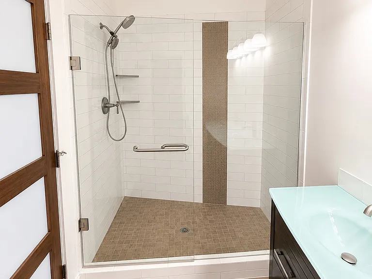 Private en-suite bathroom serving the primary bedroom.