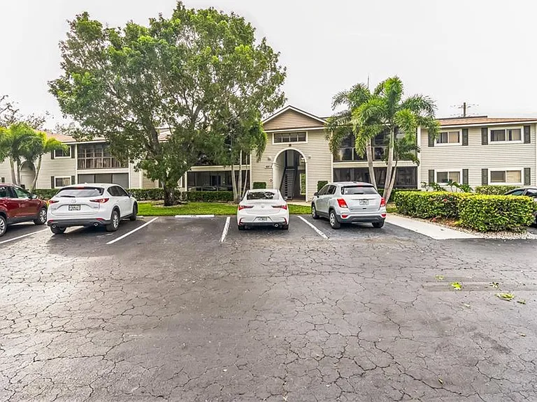 8081 S Woods Cir #10 — Photo 1