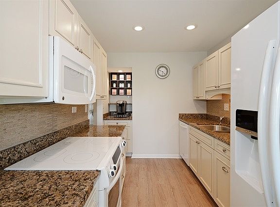 3rd image of 1 Oak Brook Club Dr APT B305