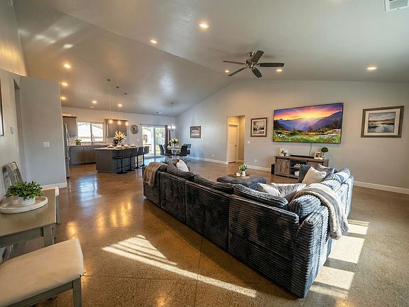 3rd image of 594 W Gregory Rd