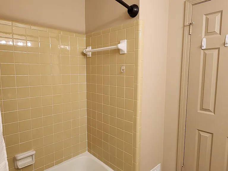 Full bath off the hallway.