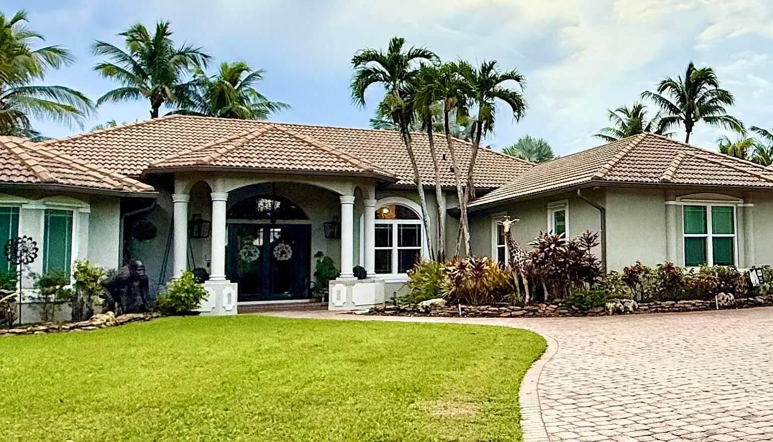 6 bed, 5.0 bath, 4100 sqft, $19,500 — Photo 1