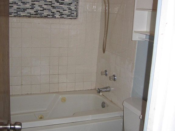 3rd image of 1006 S Woodrow Ave
