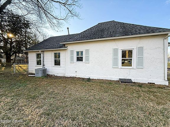 2nd image of 826 J St NW