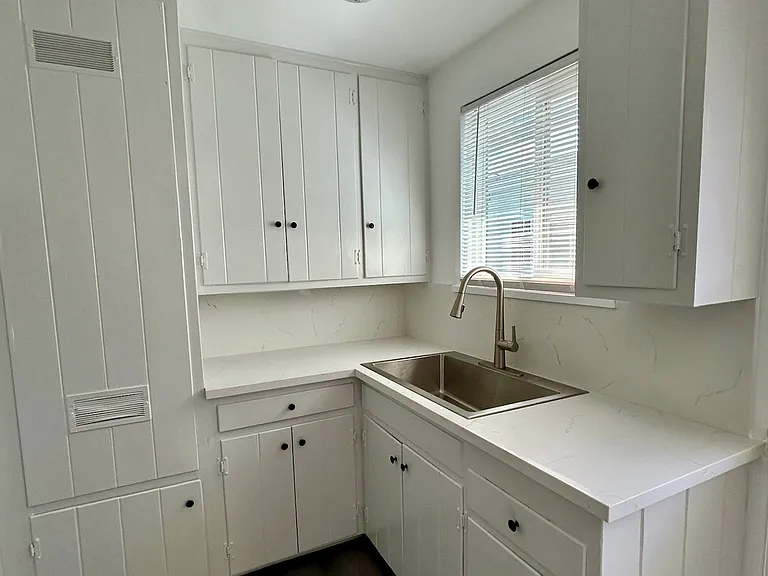 1206 W Victory Blvd #B — Photo 2