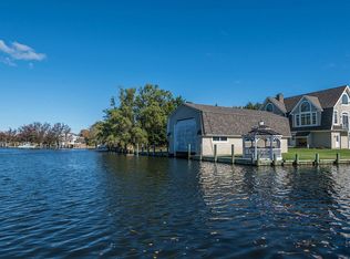 100 Sunset Dr, Sayville, NY 11782
