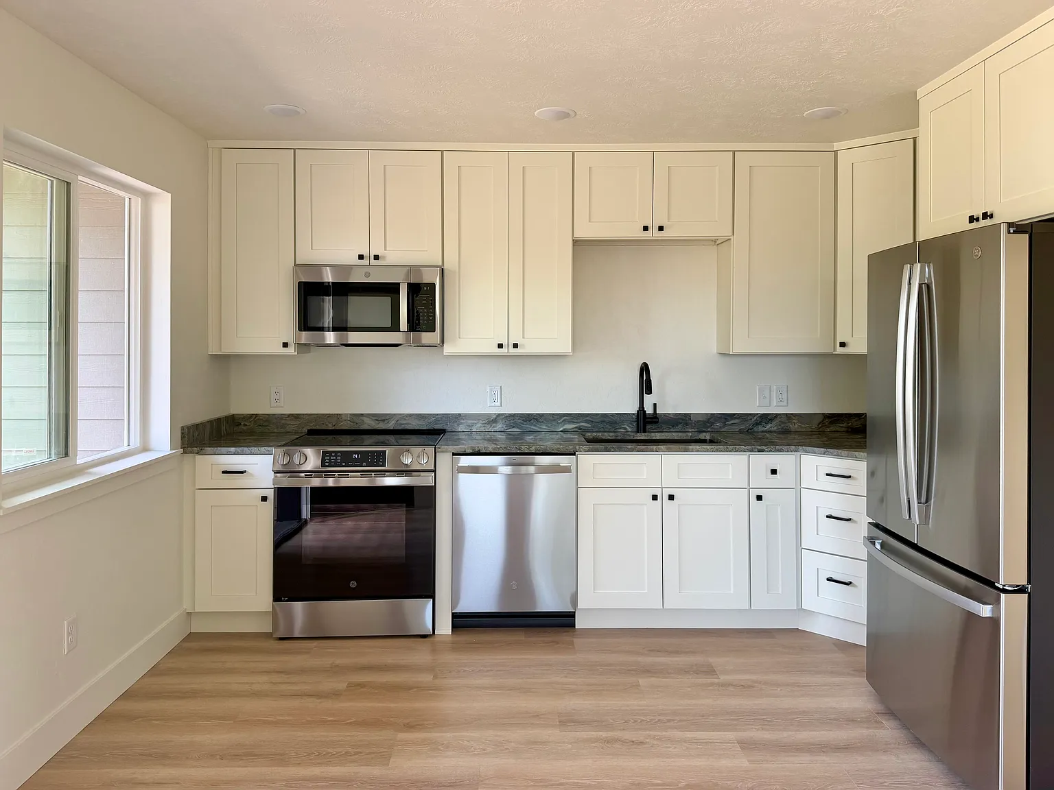 1 bed, 600 sqft, $1,800 — Photo 2