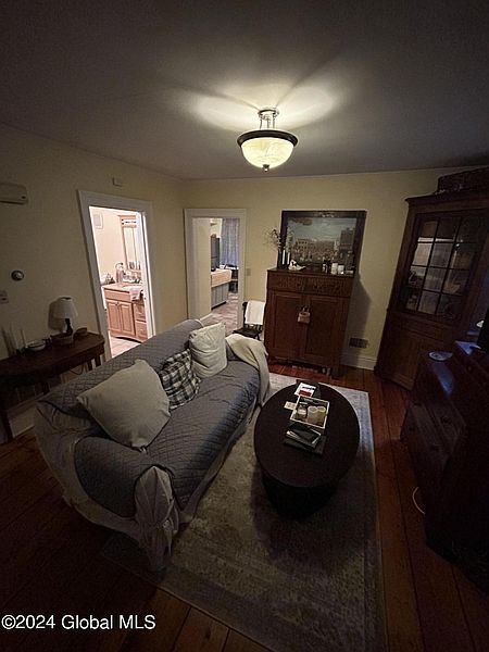4th image of 246 Green Street