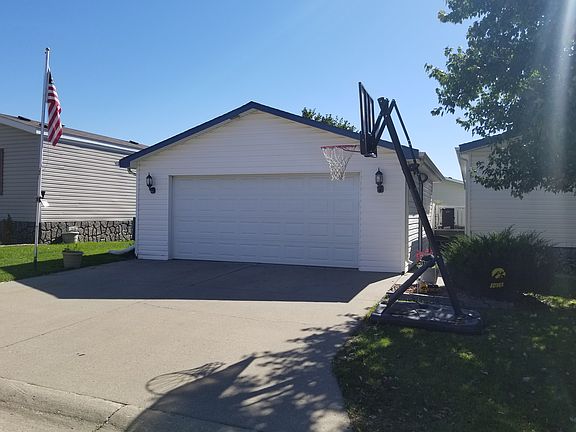 3rd image of 23 S Hawthorn Dr