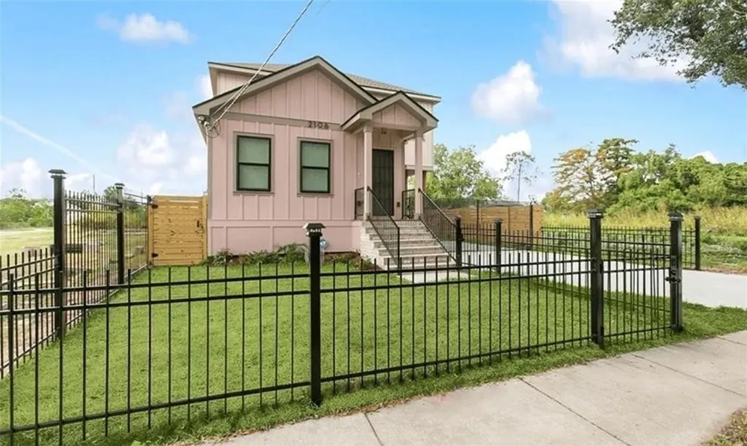 3 bed, 1189 sqft, $1,875 — Photo 1