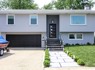 18 Forest Ln, Elk Grove Village, IL 60007