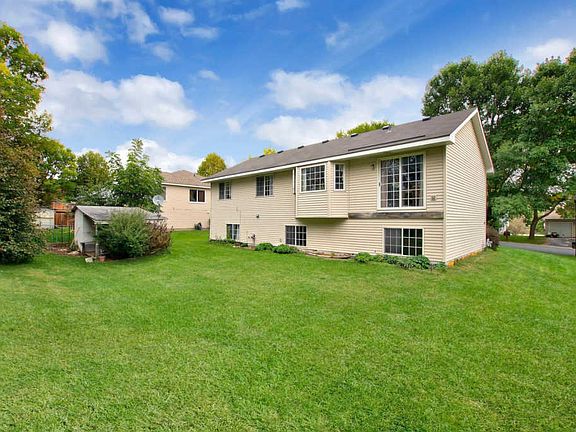3rd image of 19437 Elmwood Cir