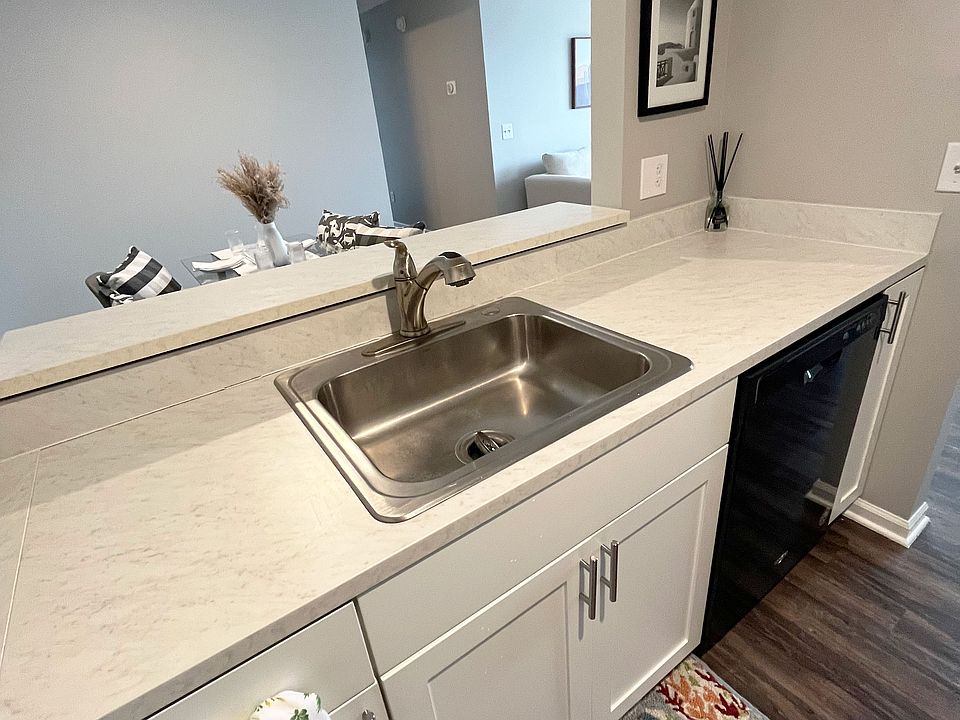 CenterPointe Apartments & Townhomes 5570 Centerpointe Blvd