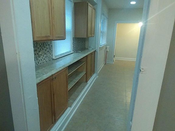 3rd image of 3537 Askew Ave