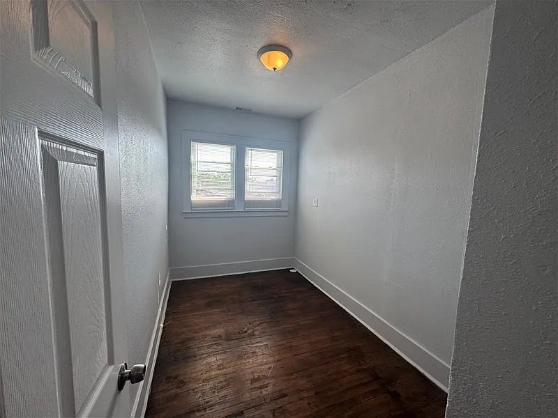 3 bed, 1.0 bath, 1200 sqft, $900 — Photo 4