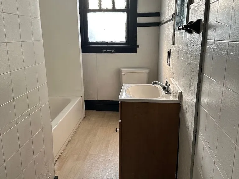 1413 Wellesley Ave — Photo 10