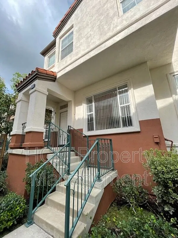 2 bed, 2.5 bath, 1198 sqft, $3,600 — Photo 3