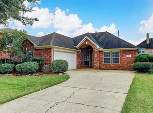 10018 Hidden Falls Dr, Pearland, TX 77584