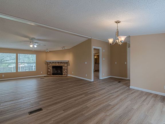 5th image of 938 Patricia Ann Dr