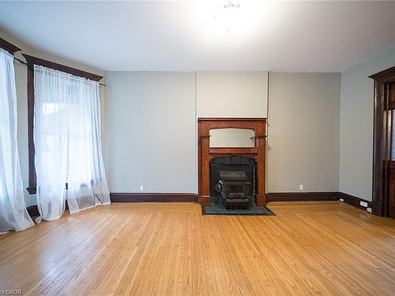 4th image of 102 Pearl St N