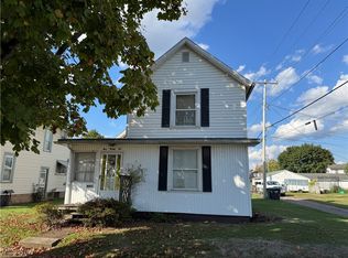 922 Pine St, Coshocton, OH