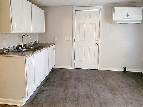2nd image of 2035 W Poplar St