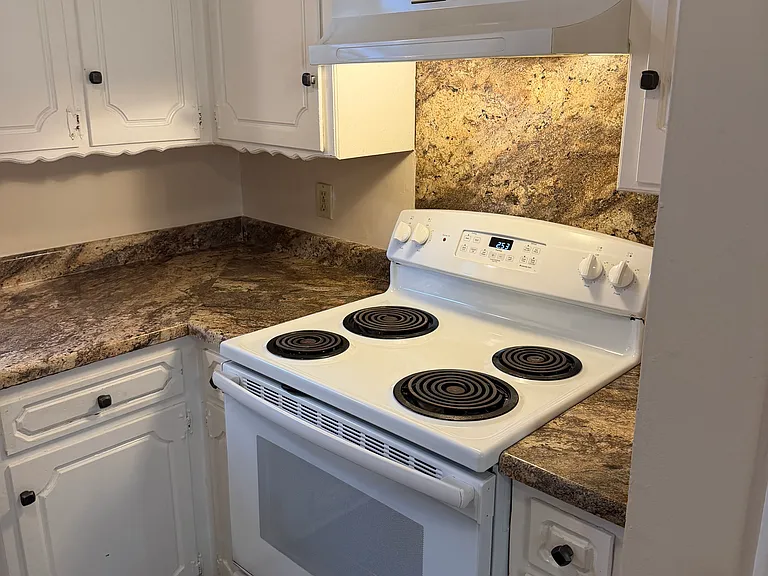 1004 Hampton Dr — Photo 4