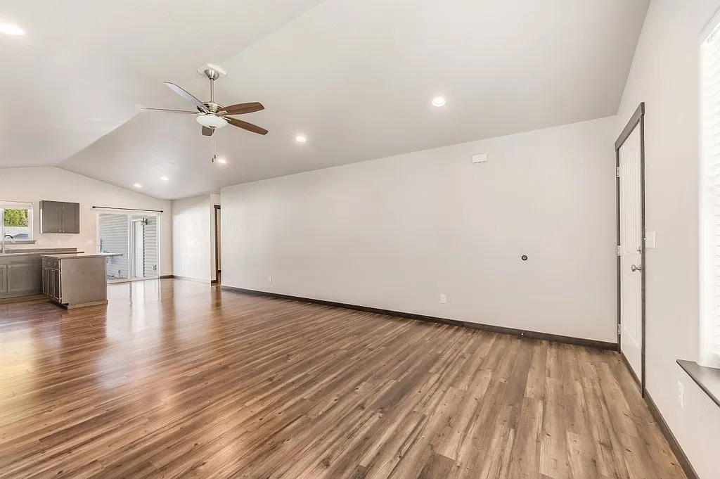 3 bed, 1296 sqft, $2,195 — Photo 3
