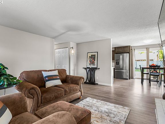 5th image of 3021 Spruce Ave